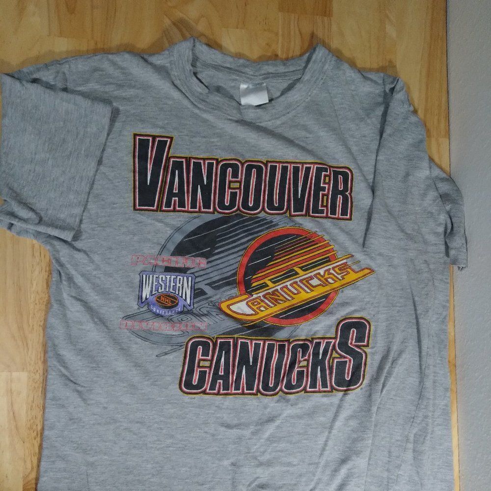 Vintage Vancouver Canucks NHL Logo Graphic T-Shirt